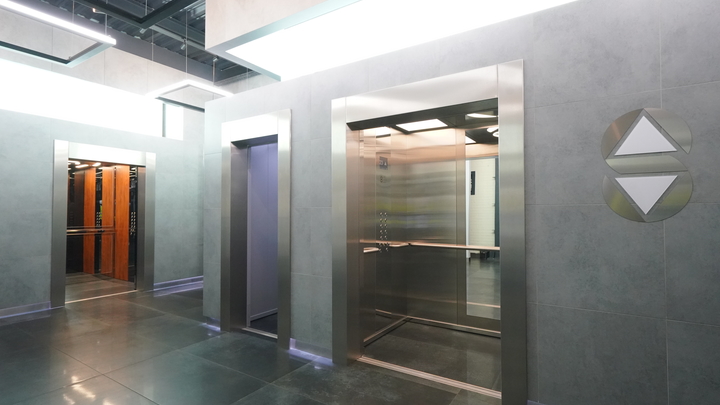 Кабина сорвалась вниз, дети закричали: Выжившие после падения с 9-го этажа рассказали о ЧП