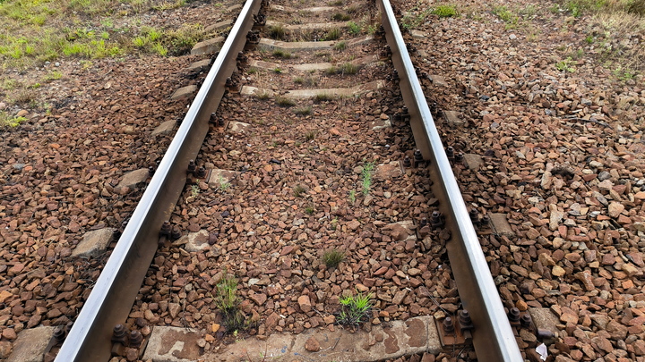 ЧП в Приморье: С рельсов сошёл локомотив с вагонами