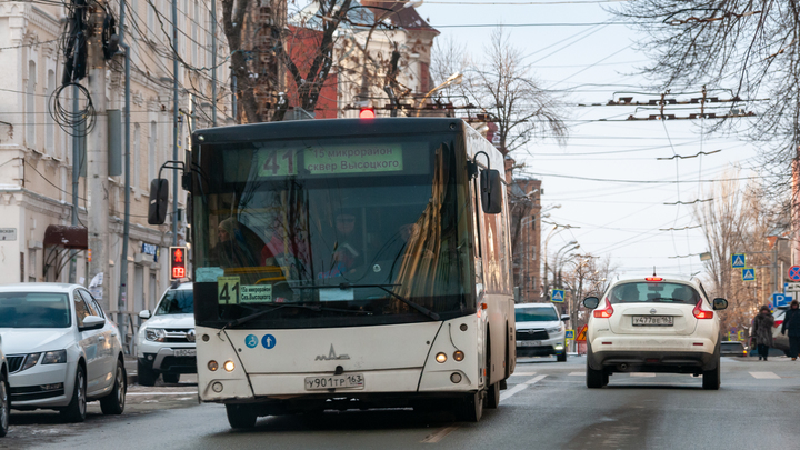 В Самаре водитель выволок пассажира из автобуса за оплату проезда по СБП