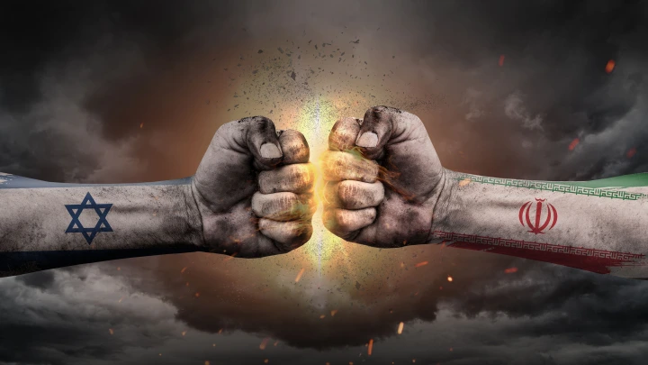 Последствия самой мощной с начала войны иранской атаки на Израиль попали на видео