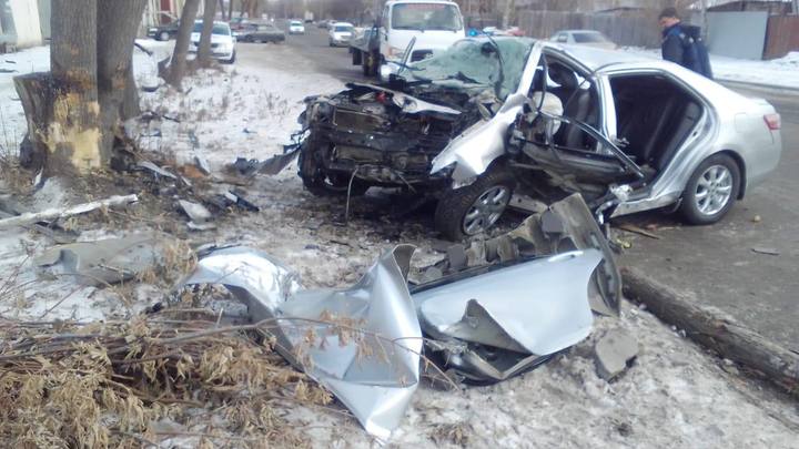 Один погиб, другой ранен: в Кургане иномарка на скорости врезалась в дерево
