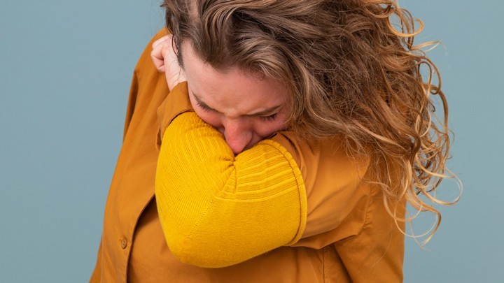 Врач-онколог Гадзиян назвал сильный кашель по утрам опасным симптомом