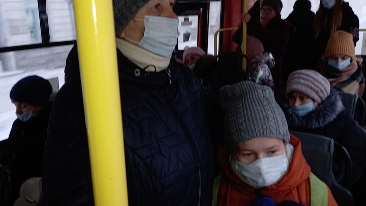 Сотни екатеринбуржцев опоздали на работу из-за пробки у входа в метро