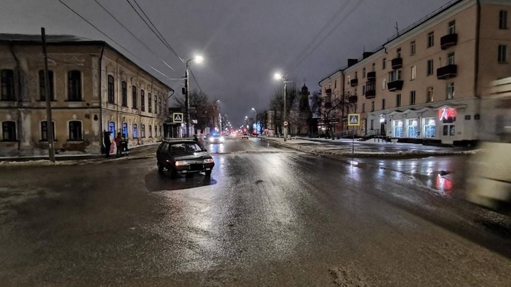 Девушка попала в больницу после наезда легковушки в Кургане