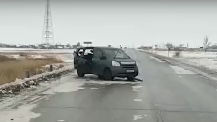 В Башкирии минивэн с семью пассажирами врезался в барьерное ограждение