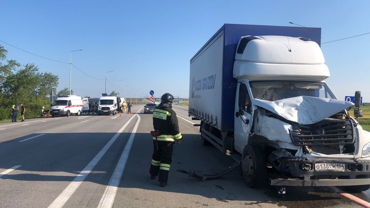 В Челябинской области пассажирский автобус перевернулся после столкновения с грузовиком