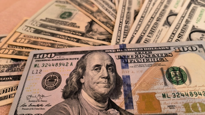 В США прохожие расхватали 300 тысяч долларов, выпавших из инкассаторской машины