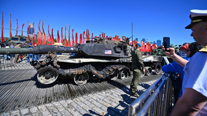 Американец привёз на Поклонную гору сыновей и показал сожжённую натовскую технику