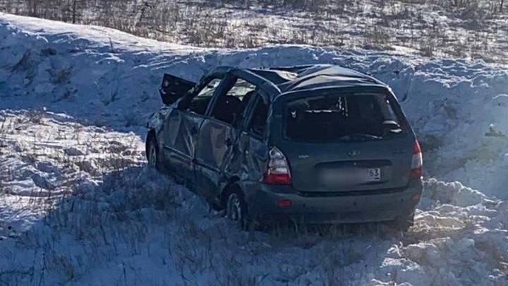 Один погиб, другой ранен: в Самарской области Лада вылетела в кювет и перевернулась