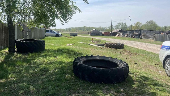 В Самарской области ВАЗ влетел в шину трактора. Пострадала девушка