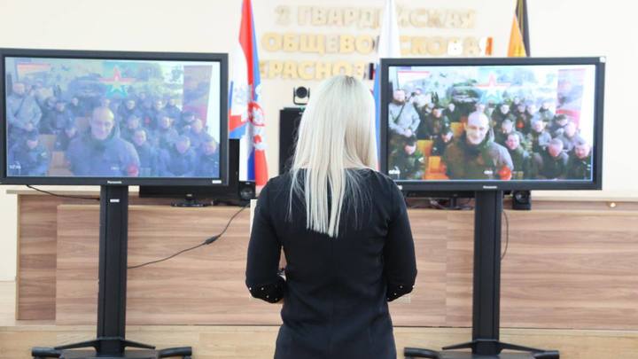 В Самарской области родные бойцов вновь смогли увидеть близких благодаря телемосту