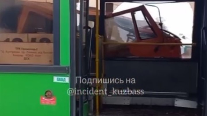 ДТП с автобусом №19 и «КамАзом» произошло в Кемерове