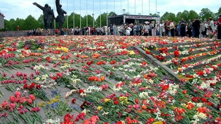 Какое варварство: Власти Латвии бульдозером собирали цветы у памятника Освободителям