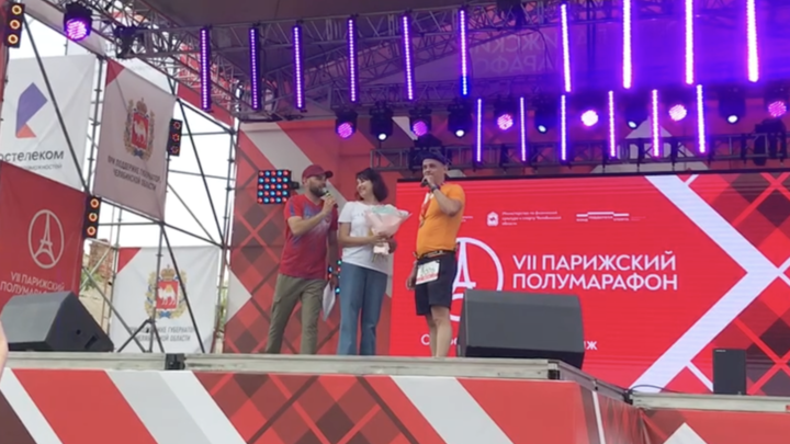 На Парижском полумарафоне участник забега сделал предложение любимой девушке