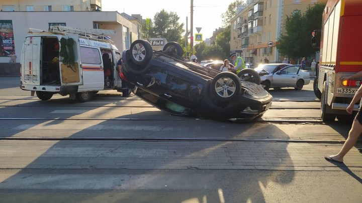 В ГИБДД Челябинска рассказали, почему иномарка опрокинулась на крышу