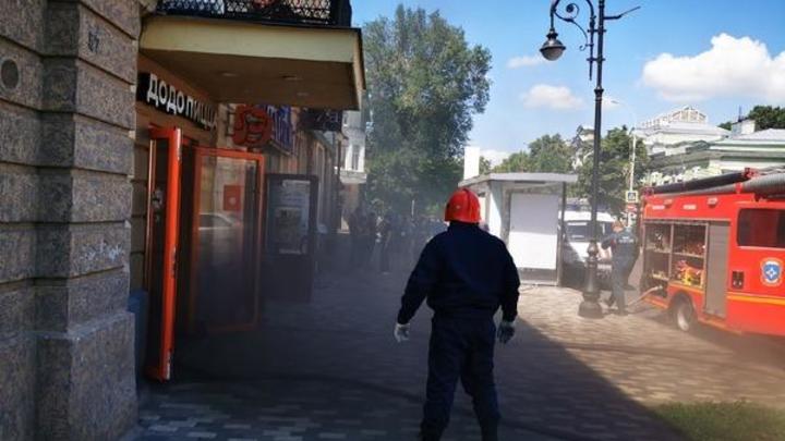 В центре Таганрога из-за короткого замыкания загорелась пиццерия Додо пицца