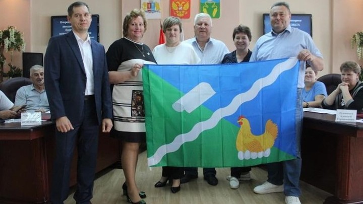 Луговское поселение в Ивановской области обзавелось гербом со штукой и золотой курицей с яйцами