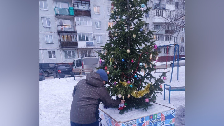 Новокузнецкого Гринча заставили вернуть похищенное новогоднее настроение горожанам