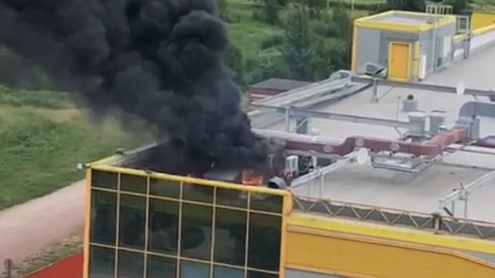 В ТРК «Ока» в Колпино загорелась крыша