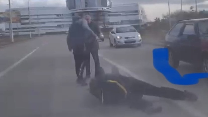 В Магнитогорске водитель Газели избил пожилого мужчину прямо на дороге