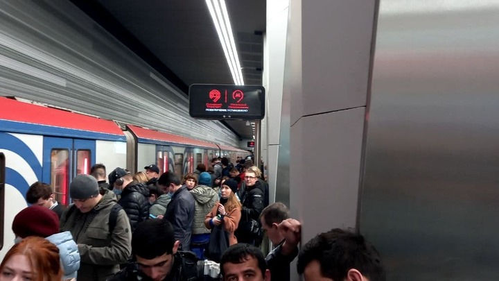 Сбой на розовой ветке метро Москвы: Толпа скопилась на платформе, народ в недоумении