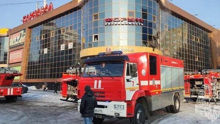 В Челябинске из-за возгорания в торговом комплексе эвакуировались 200 человек
