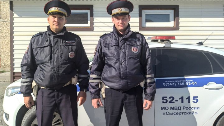 В Свердловской области сотрудники ДПС спасли из пожара инвалида