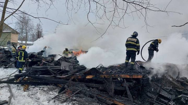 В Архангельской области ночью полностью сгорел многоквартирный дом: люди остались без жилья