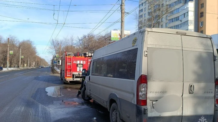 Челябинцы выпрыгивали из загоревшейся маршрутки