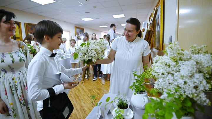 Дети продолжают русскую традицию: В Подмосковье прошла акция Белый цветок