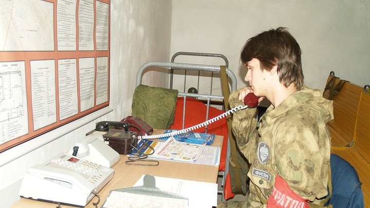 В Азове на стенах многоэтажных домов стали появляться указатели Укрытие