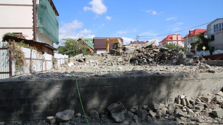В Геленджике сносят самостройную гостиницу