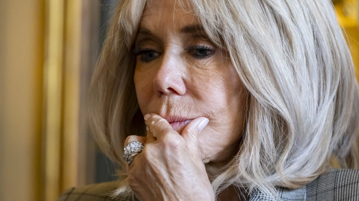 Модный приговор: Во Франции высмеяли наряд жены Макрона