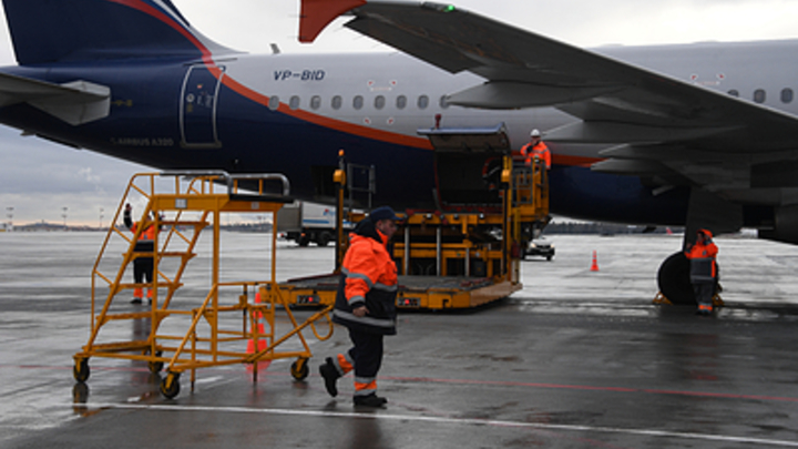 Пассажир без маски устроил дебош на борту самолета в Краснодар