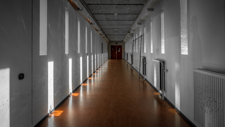 В одной из школ Владивостока скончался ученик 8 класса: первые версии случившегося