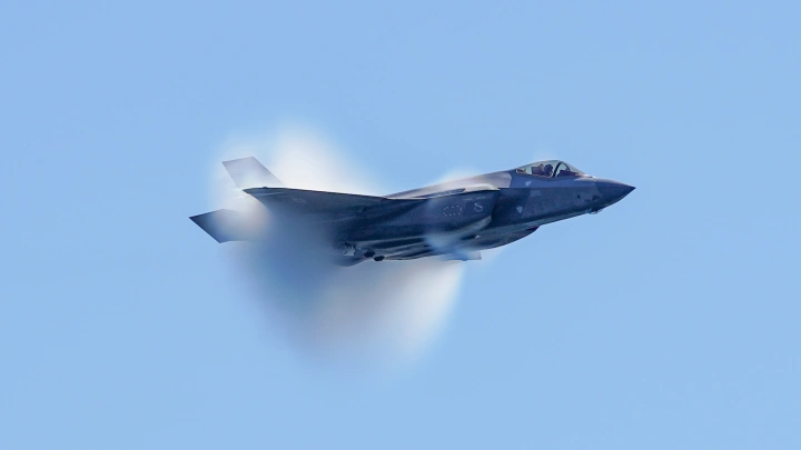 Американский истребитель F-35 пропал со связи в небе над Польшей