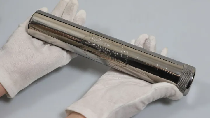 В Новосибирске вскрыли капсулу времени с письмом от жителей прошлого века