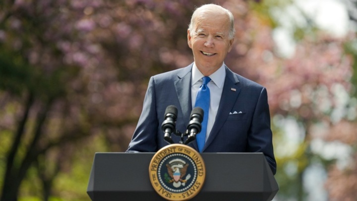 Президент Байден споткнулся об ящик и упал на выпускной церемонии Академии ВВС США