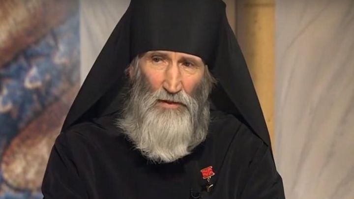 Меня ведь тоже так косили: Монах-Герой - раненым о главном символе веры русского воина
