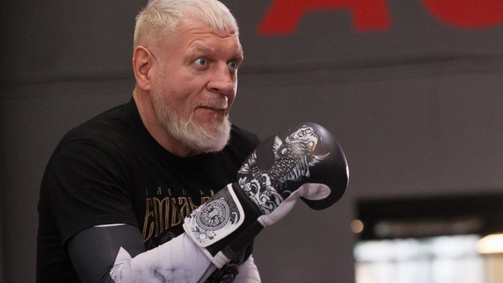 В Екатеринбурге задержали рейс в Москву из-за выходки Александра Емельяненко - блогер