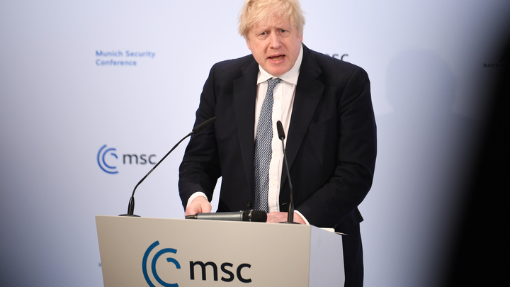 Россию давят: Джонсон пригрозил зловещим русским матрёшкой