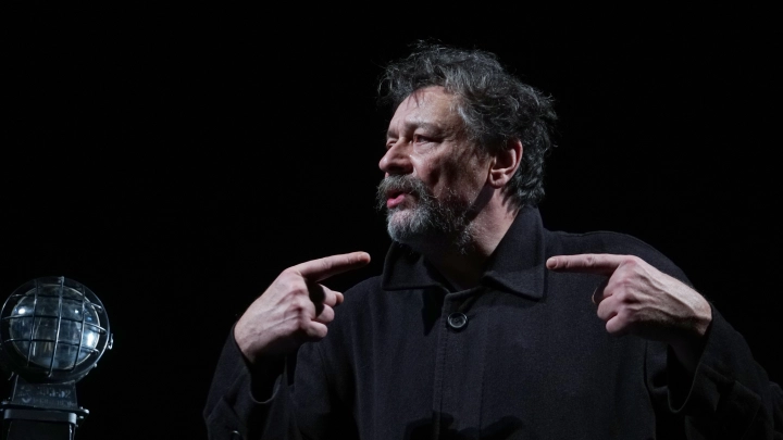 Бежавший из России артист Дмитрий Назаров обещал вернуться. И оправдался за стишки об армии и русских