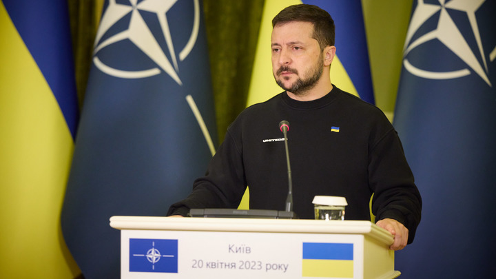 Многоходовка Зеленского: Киев готов на жертву, чтобы заманить НАТО на Украину