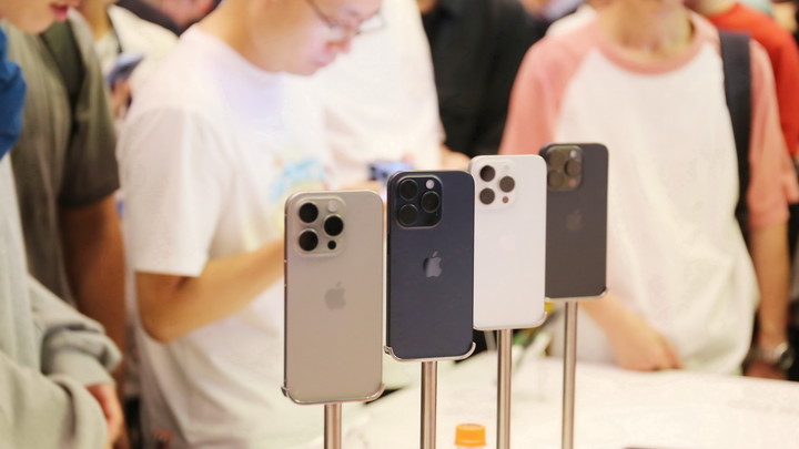 Жители Новосибирска предпочитают покупать самые дорогие модификации iPhone 15