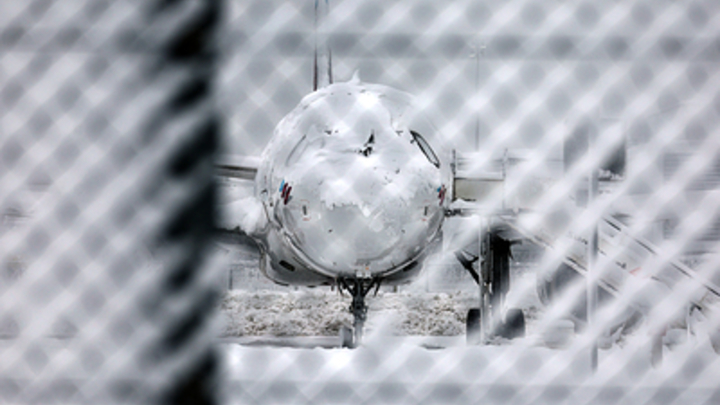 Снегопад парализовал работу аэропортов Москвы. Задержаны более 40 рейсов