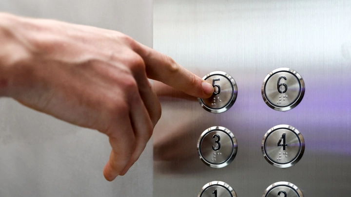 Мошенники придумали новую схему. Теперь они атакуют жертв в лифте