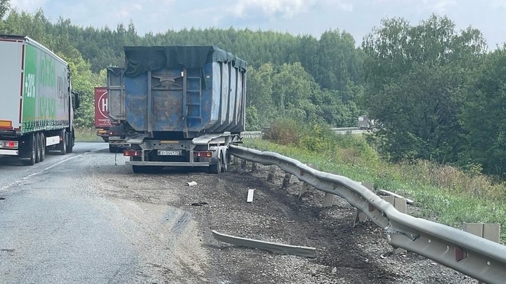 Грузовик на полном ходу потерял прицеп на трассе М5-Урал