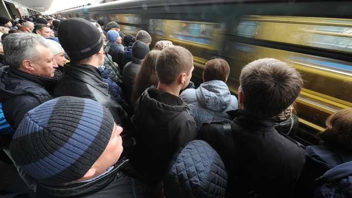 Давка в метро Москвы: Люди падают в обморок, таксисты задирают цены