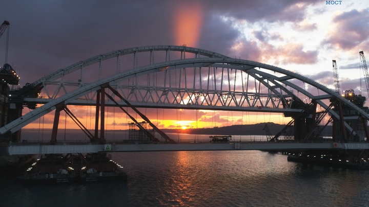Железнодорожный пролет Крымского моста съехал в воду. Что произошло на самом деле