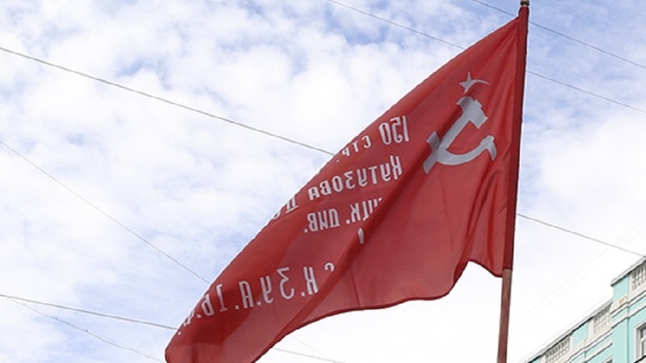 Над Мелитополем водрузили Знамя Победы